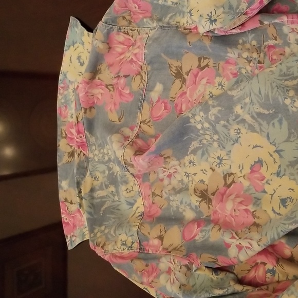 Guess women blouse floral print size xs and fit me as size small too. - Picture 4 of 5